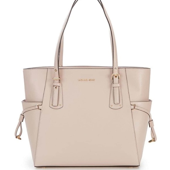 Michael Kors Handbags - BNWT Michael kors bag